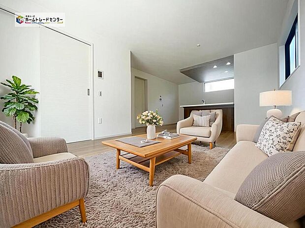 【リビング】ご家族みんなで長い時間を過ごすリビングは一番居心地のいいものであって欲しいですね。開放感のある広々リビングに光と風を呼び込みます。
※家具をCGで加工しています。家具付き販売ではございません。