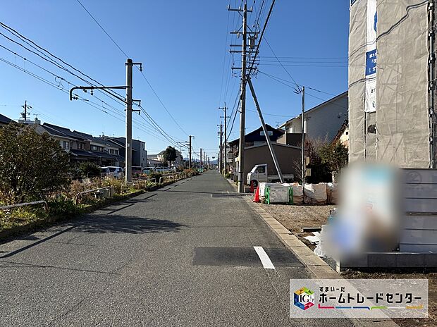 【前面道路含む現地写真】交通量が少ない住宅街なので雨の日でも車の走行音も気になりません。住人以外の車の進入も少なく、小さなお子様を持つご家庭にも安心です◎