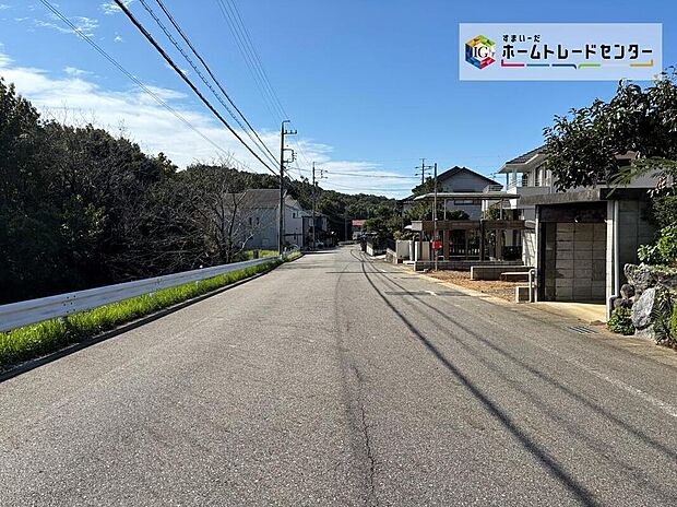 【前面道路含む現地写真】前面道路の幅員は8.1～8.2ｍ。見通しが良く駐車もゆとりをもって行えます♪