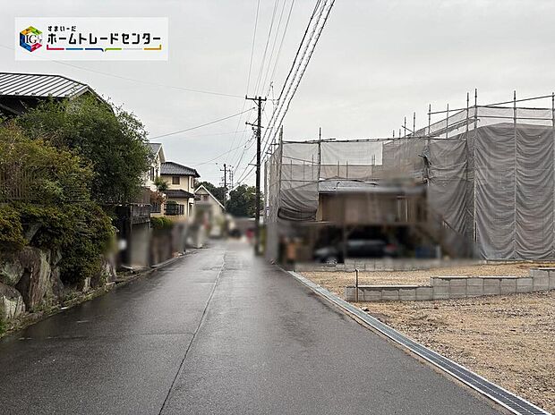 【前面道路含む現地写真】交通量が少ない住宅街なので雨の日でも車の走行音も気になりません。住人以外の車の進入も少なく、小さなお子様を持つご家庭にも安心です◎