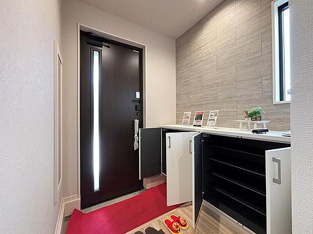 【玄関】【１号棟】明るくて清潔感溢れる玄関。
便利な下駄箱収納付きです♪
散らかりがちな玄関もすっきりと片付きます。