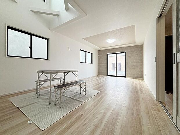 【リビング】【１号棟】大切なご家族が集まるからこそＬＤＫはこだわりたい！休日はおひさまの光をたっぷりと取りこめるリビングでゆったりと過ごしませんか？※家具、調度品は展示用です。