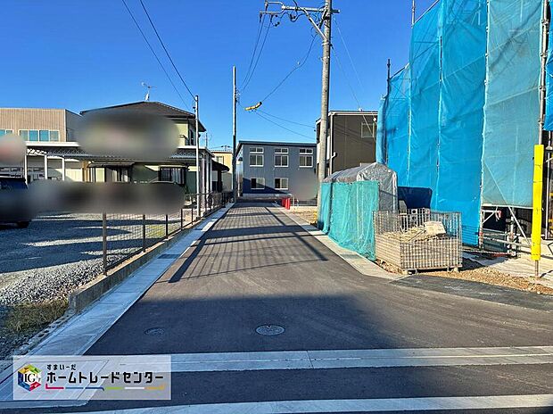 【前面道路含む現地写真】交通量が少ない住宅街なので雨の日でも車の走行音も気になりません。住人以外の車の進入も少なく、小さなお子様を持つご家庭にも安心です◎