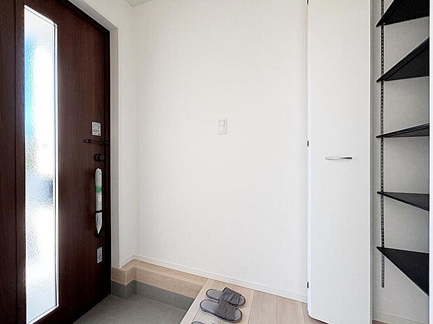 【玄関】【1号棟】明るくて清潔感溢れる玄関。
便利な下駄箱収納付きです♪
散らかりがちな玄関もすっきりと片付きます。