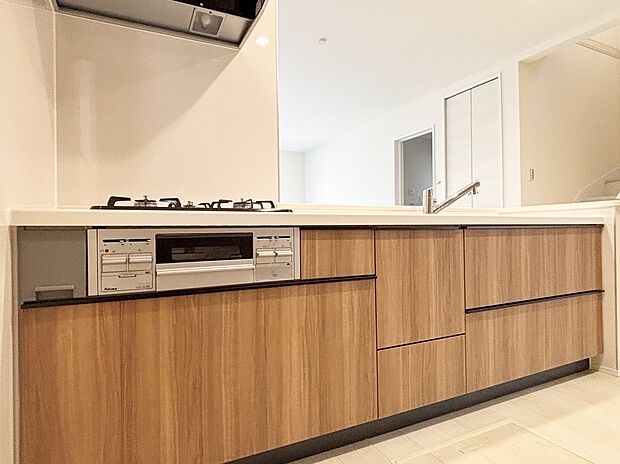 【キッチン】収納力豊富なシステムキッチン。大型スライド収納付きで、すっきり片付けやすいキッチンです。
床下収納もついてたっぷり収納できます♪