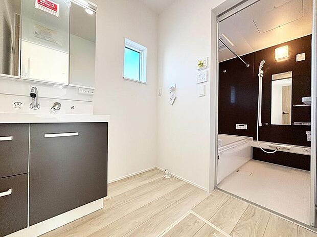 【洗面台・洗面所】【3号棟】
暮らしを快適にする三面鏡仕様の洗面化粧台。
収納力と機能性に優れた使いやすい設備で、忙しい朝の身支度もスムーズに♪