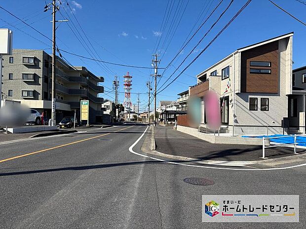 【前面道路含む現地写真】前面道路の幅員は5.9~12.3m。見通しが良く駐車もゆとりをもって行えます♪