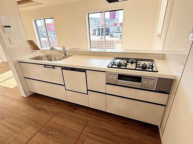 【キッチン】【2号棟】収納力豊富なシステムキッチン。大型スライド収納付きで、すっきり片付けやすいキッチンです。
床下収納もついてたっぷり収納できます♪