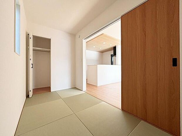 【リビング以外の居室】LDKと隣接した洋風和室。
リビングから目が届く場所なので、お子様の遊び部屋・お昼寝スペースとして使うのもオススメです♪