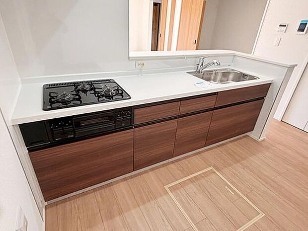 【キッチン】収納力豊富なシステムキッチン。大型スライド収納付きで、すっきり片付けやすいキッチンです。
床下収納もついてたっぷり収納できます♪