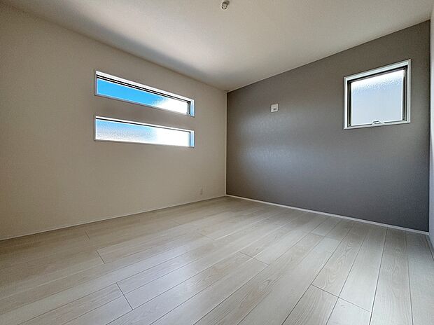 【リビング以外の居室】【２号棟】広々とした居住空間は日々の暮らしを彩り、心のやすらぎと満足感を与えてくれます。通風と採光を考慮した設計は子供たちはのびのび育ち、家族のくつろぎと団らんを生み出します。