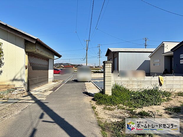 【前面道路含む現地写真】前面道路は交通量の少ない道路です。ゆとりがあり、駐車時もゆっくりと落ち着いて行える立地環境になっています♪　　
