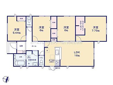 子育て中にも老後の生活にも生活しやすい平屋建て☆対面式キッチンからはリビングで過ごす家族の様子がわかり安心です◎家事動線がスムーズな水回り集約設計です♪ 