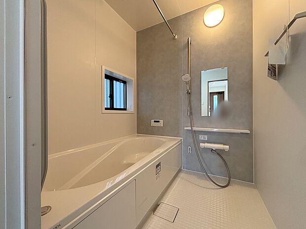 【浴室】【J棟】アクセントパネルで落ち着きのある雰囲気を演出したバスルーム♪毎日の疲れを癒やすバスタイムをお楽しみ下さい！浴室換気乾燥暖房機付きで、ジメジメした季節や雨の日には、浴室内干しも可能！