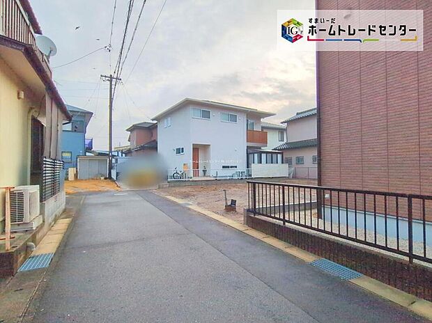 【前面道路含む現地写真】前面道路は住人以外の進入の少ない道路です。駐車も落ち着いてできます。