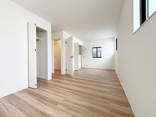 【リビング以外の居室】間仕切りして2部屋として使える洋室があります!ライフスタイルに合わせて使用できます♪