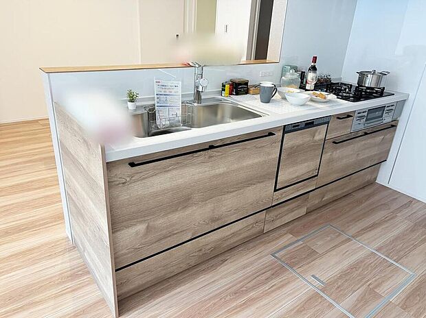 【キッチン】キッチンワークしながら大切な家族との会話を楽しめる、家族のコミュニケーションが生まれる対面式のオープンキッチンです♪