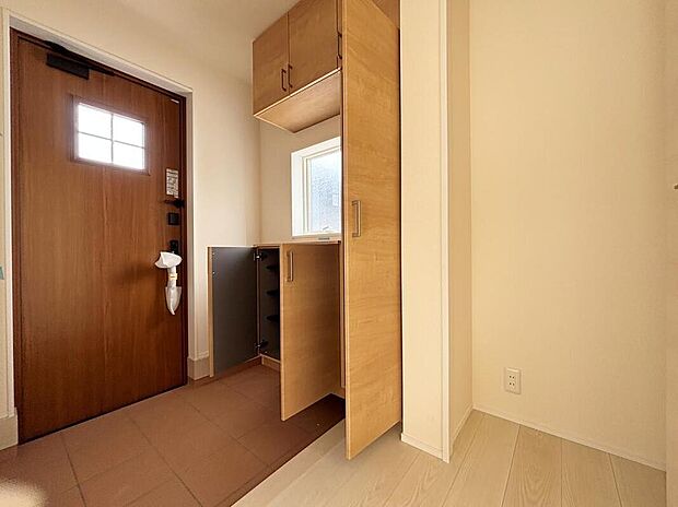 【玄関】【3号棟】明るくて清潔感溢れる玄関。
便利な下駄箱収納付きです♪
散らかりがちな玄関もすっきりと片付きます。