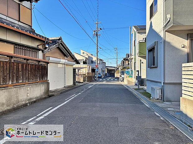 【前面道路含む現地写真】前面道路の幅員は6m。見通しが良く駐車もゆとりをもって行えます♪