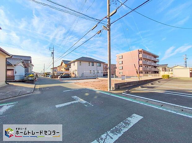 【前面道路含む現地写真】前面道路は交通量の少ない道路です。ゆとりがあり、駐車時もゆっくりと落ち着いて行える立地環境になっています♪