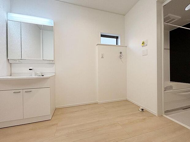 【洗面台・洗面所】【1号棟】暮らしを快適にする三面鏡仕様の洗面化粧台。
収納力と機能性に優れた使いやすい設備で、忙しい朝の身支度もスムーズに♪