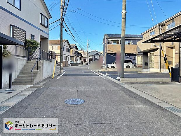 【前面道路含む現地写真】前面道路は交通量の少ない道路です。ゆとりがあり、駐車時もゆっくりと落ち着いて行える立地環境になっています♪