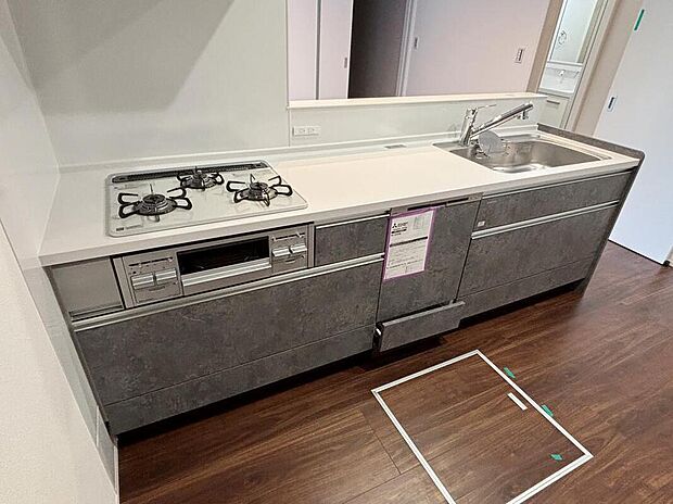 【キッチン】【1号棟】収納力豊富なシステムキッチン。大型スライド収納付きで、すっきり片付けやすいキッチンです。
床下収納もついてたっぷり収納できます♪