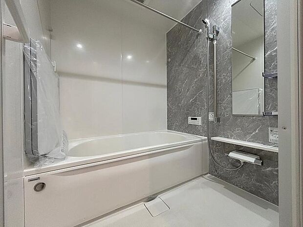 【浴室】【1号棟】1坪以上広さを設けた浴室で、ゆったりバスタイム♪
お子様と一緒に入るにも充分な広さです。
一日の疲れを癒せます♪