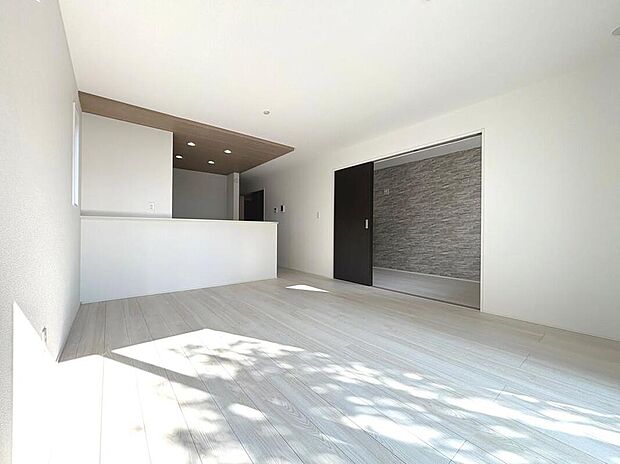 【リビング】【1号棟】大切なご家族が集まるからこそLDKはこだわりたい!休日はおひさまの光をたっぷりと取りこめるリビングでゆったりと過ごしませんか?子供たちが元気に笑いながら走り回っても十分な広さの空間です。