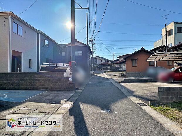 【前面道路含む現地写真】前面道路は交通量の少ない道路です。ゆとりがあり、駐車時もゆっくりと落ち着いて行える立地環境になっています♪　　