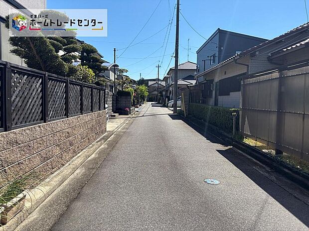 【前面道路含む現地写真】交通量が少ない住宅街なので雨の日でも車の走行音も気になりません。住人以外の車の進入も少なく、小さなお子様を持つご家庭にも安心です◎