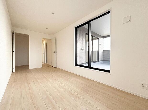 【リビング以外の居室】広々とした居住空間は日々の暮らしを彩り、心のやすらぎと満足感を与えてくれます。通風と採光を考慮した設計は子供たちはのびのび育ち、家族のくつろぎと団らんを生み出します。