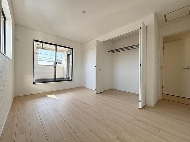 【リビング以外の居室】各居室に収納を設けました！
お洋服をたくさんお持ちの方でもたっぷり収納でき、お部屋を最大限広くご活用いただけます♪