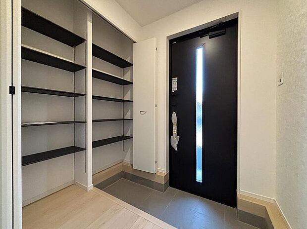 【玄関】明るくて清潔感溢れる玄関。
便利な下駄箱収納付きです♪
散らかりがちな玄関もすっきりと片付きます。　