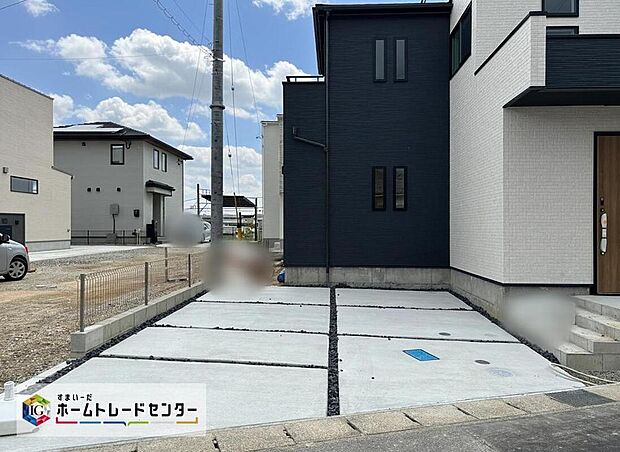 【駐車場】並列で2台駐車可能なカースペースをご用意しております!もちろんご家族分の駐輪スペースとしても使用できます。急な来客でも気兼ねなくお招きできますね♪