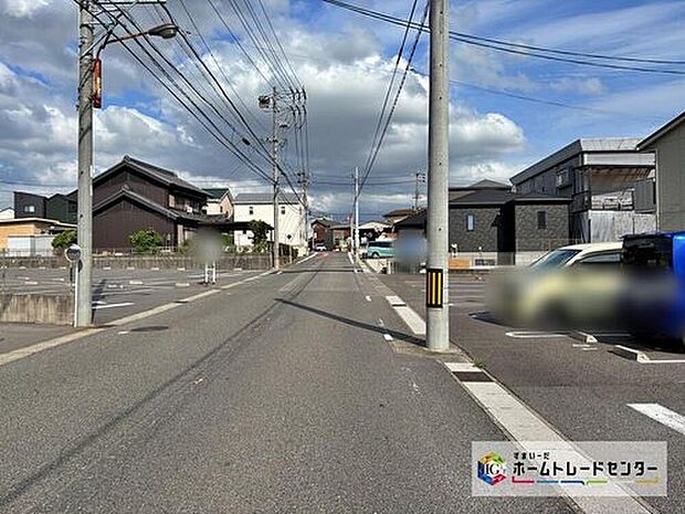【前面道路含む現地写真】前面道路の幅員は約7.2m。見通しが良く駐車もゆとりをもって行えます♪