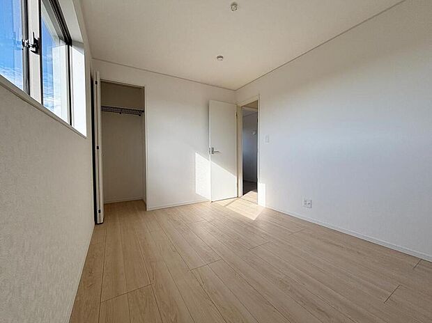 【リビング以外の居室】【1号棟】充分な広さと収納機能を備えた部屋はお子様の自発性と成長を促します。お子様の成長を支える、勉強や好きなことに没頭する学びの空間にどうぞ。