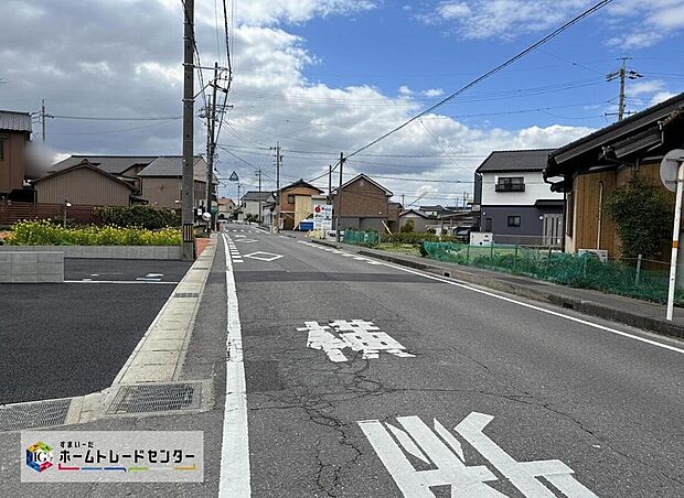 【前面道路含む現地写真】交通量が少ない住宅街なので雨の日でも車の走行音も気になりません。小さなお子様を持つご家庭にも安心です◎