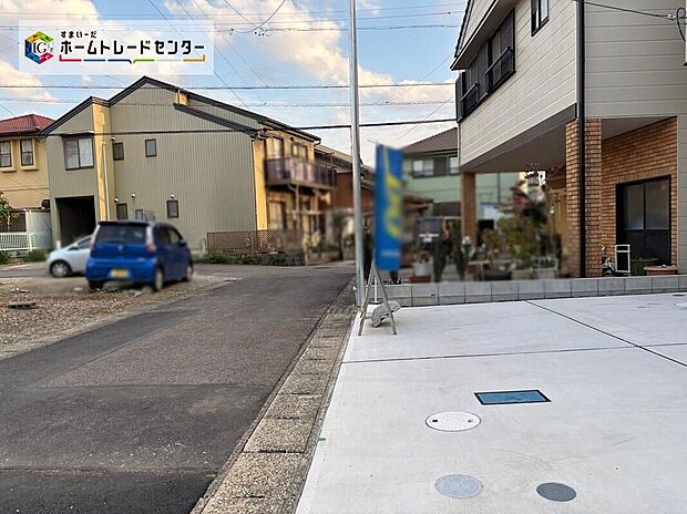 【前面道路含む現地写真】前面道路は交通量の少ない道路です。ゆとりがあり、駐車時もゆっくりと落ち着いて行える立地環境になっています♪　　