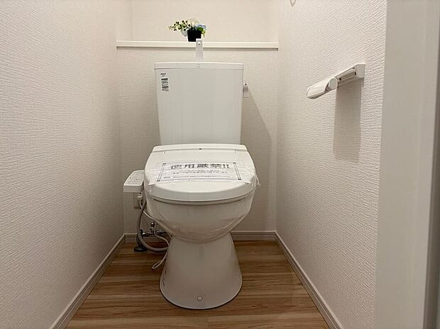 【トイレ】節水型でエコなトイレには、今では当たり前のシャワートイレ仕様。便座を温める機能もついていて、居心地良くてトイレから出られなくなるかも！