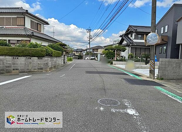 【前面道路含む現地写真】前面道路の幅員は約８ｍ。見通しが良く駐車もゆとりをもって行えます♪