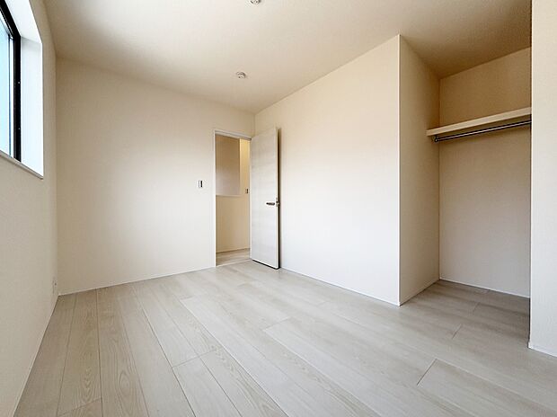 【リビング以外の居室】広々とした居住空間は日々の暮らしを彩り、心のやすらぎと満足感を与えてくれます。通風と採光を考慮した設計は子供たちはのびのび育ち、家族のくつろぎと団らんを生み出します。