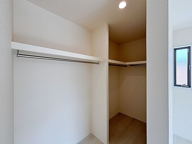 【収納】ウォークインクローゼットつきで季節ものや大き目の荷物もスッキリ片付きます