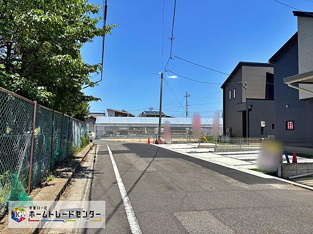 【前面道路含む現地写真】前面道路の幅員は約６ｍ。見通しが良く駐車もゆとりをもって行えます♪