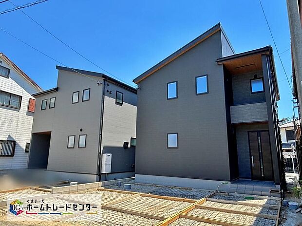 【現地外観写真】足場が外れました！完成に向けて現在建築工事中です☆「碧南」駅まで徒歩11分！お買い物施設が揃う利便性の高い住環境です♪