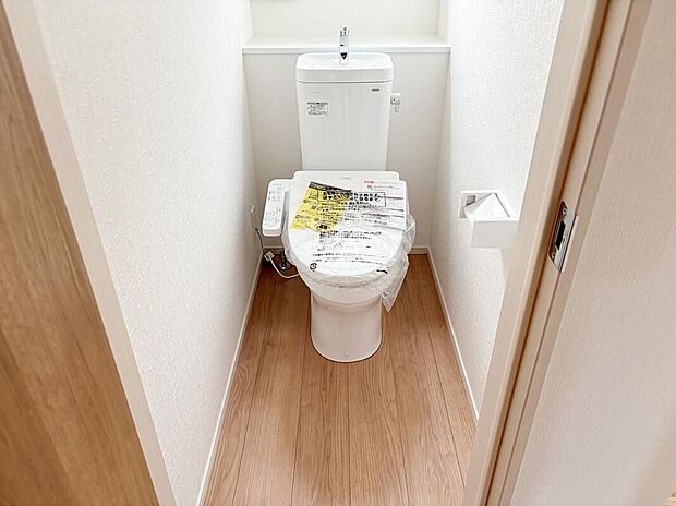 【トイレ】【２号棟】節水型でエコなトイレには、今では当たり前のシャワートイレ仕様。便座を温める機能もついていて、居心地良くてトイレから出られなくなるかも！