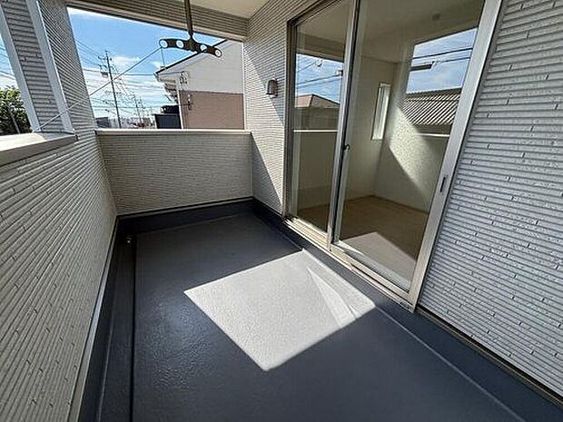 【バルコニー】【５号棟】急な天候変化にも安心のインナーバルコニー仕様♪お洗濯だけでなく、ちょっとしたリラックスできる空間になりそうです☆