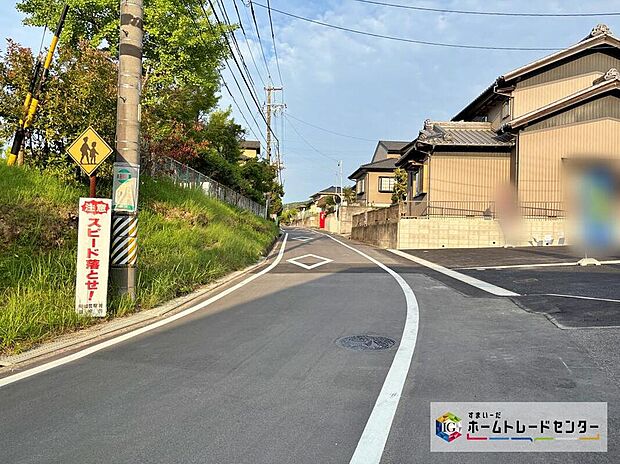 【前面道路含む現地写真】交通量が少ない住宅街なので雨の日でも車の走行音も気になりません。住人以外の車の進入も少なく、小さなお子様を持つご家庭にも安心です◎