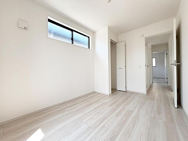 【リビング以外の居室】【2号棟】充分な広さと収納機能を備えた部屋はお子様の自発性と成長を促します。お子様の成長を支える、勉強や好きなことに没頭する学びの空間にどうぞ。