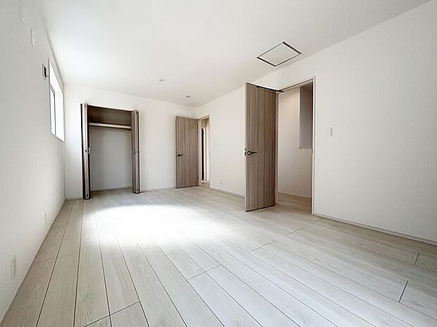 【リビング以外の居室】広々とした居住空間は日々の暮らしを彩り、心のやすらぎと満足感を与えてくれます。通風と採光を考慮した設計は子供たちはのびのび育ち、家族のくつろぎと団らんを生み出します。